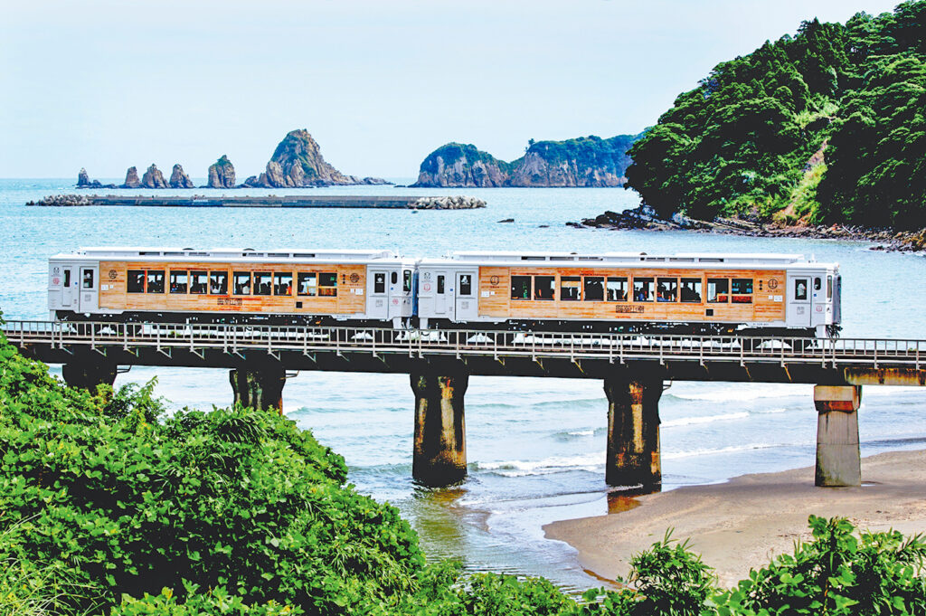 4938 南国のリゾート列車　特急「海幸山幸」と日南・薩摩絶景旅