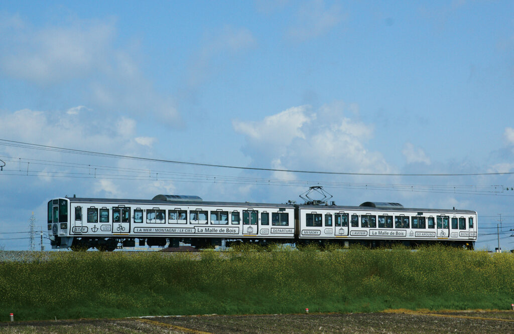 5902　せとうちを走るアートな観光列車「La Malle de Bois（ラ・マル・ド・ボァ）」
