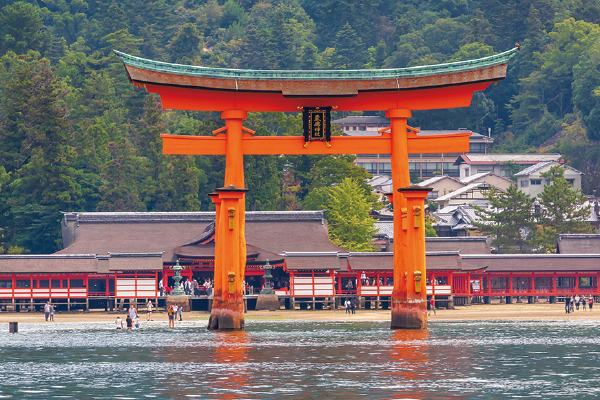 5961観光列車「etSETOra（エトセトラ）」と世界遺産　安芸の宮島　厳島神社
