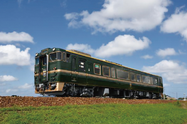 1874観光列車ベル・モンターニュ・エ・メール～べるもんた～と白川郷集落の入口に佇む御宿結の庄