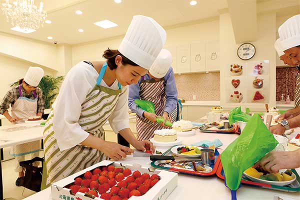 1806神戸空港ガイドツアー と ケーニヒスクローネ ケーキ作り体験