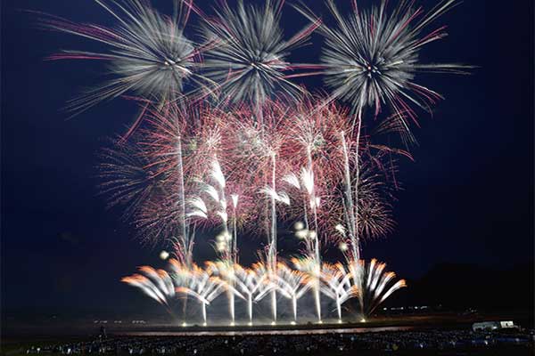 1816大曲の花火－春の章－「新作花火コレクション2026/世界の花火　日本の花火」と春の時期にしか見られない絶景錦秋湖水没林