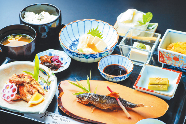 2822　緑滴るかやぶきの里へ　美山で鮎料理堪能