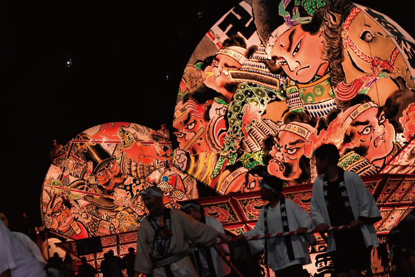 2872青森の夏の夜を彩る2つの祭りを観覧！巨大ねぶたが練り歩く！「青森ねぶた祭」と青森三大ねぶたの一つ「弘前ねぷたまつり」
