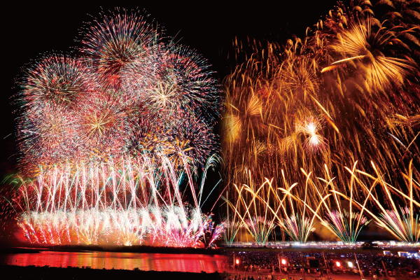 2873視界に収まらないほどの壮大な花火が日本一の大河信濃川の夜空を埋め尽くす日本三大花火の一つ　長岡まつり大花火大会2026