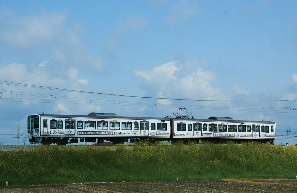 5902 せとうちを走るアートな観光列車「La Malle de Bois(ラ・マル・ド・ボァ)」