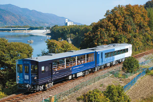 1846藍よしのがわトロッコ と うだつの町並み