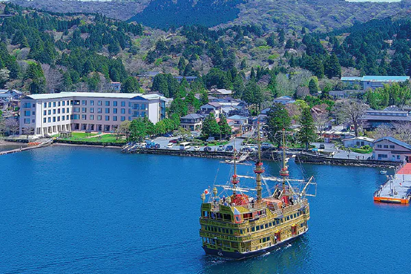 1868箱根ホテルと初夏の風物詩「箱根登山電車あじさい列車」