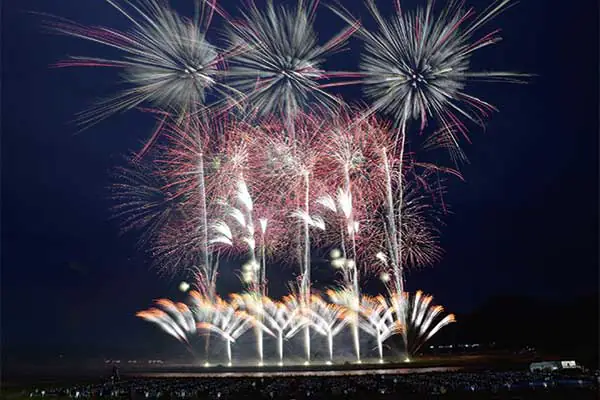 1816大曲の花火－春の章－「新作花火コレクション2026/世界の花火　日本の花火」と春の時期にしか見られない絶景錦秋湖水没林