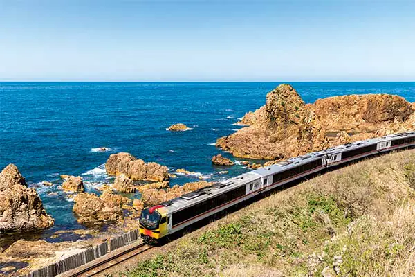 1817みちのく三大桜名所と日本海や白神山地の絶景を望むリゾートしらかみ