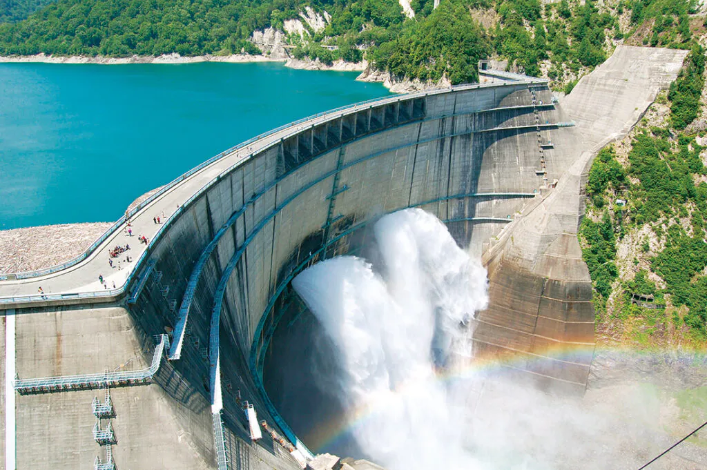 2600 立山黒部アルペンルート通り抜けと黒部ダム観光放水