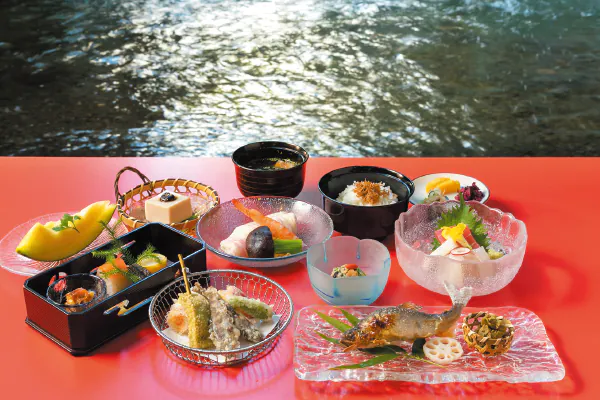 2823京の奥座敷「貴船」川床料理と青もみじの青蓮院
